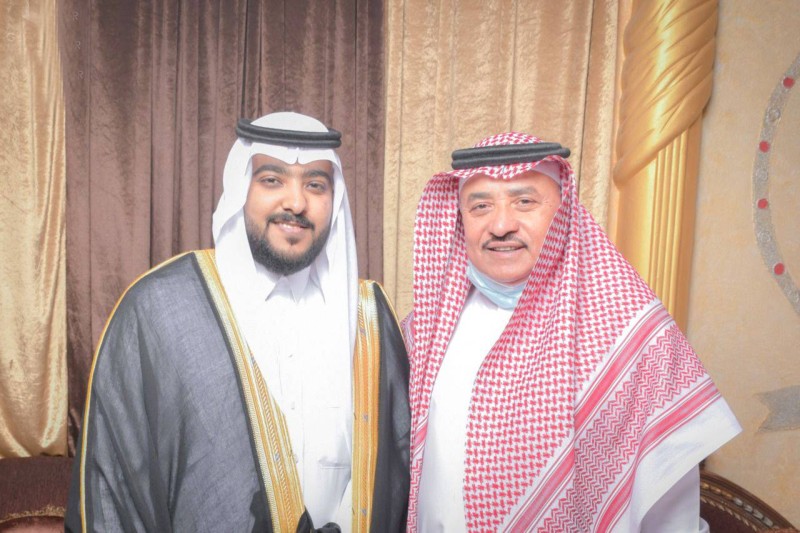 



العريس مع أحمد الأسود.