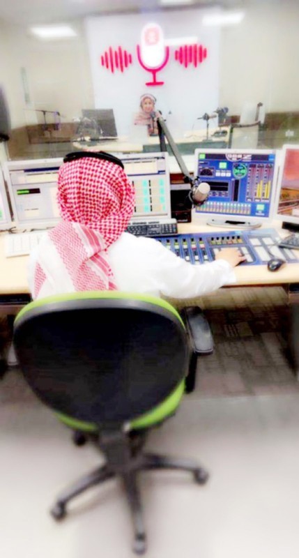 



المخرج سلطان المحياوي أثناء تسجيل برنامج بساط الريح داخل استديو إذاعة جدة. (عكاظ)