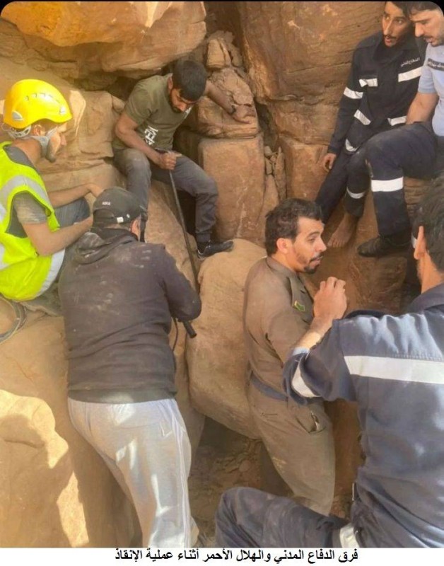 فرق الدفاع المدني والهلال الأحمر أثناء عملية الإنقاذ.