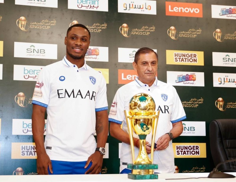 مدرب الهلال دياز والمهاجم إيغالو مع الكأس (تصوير: مروان محمد mero_mmd@)