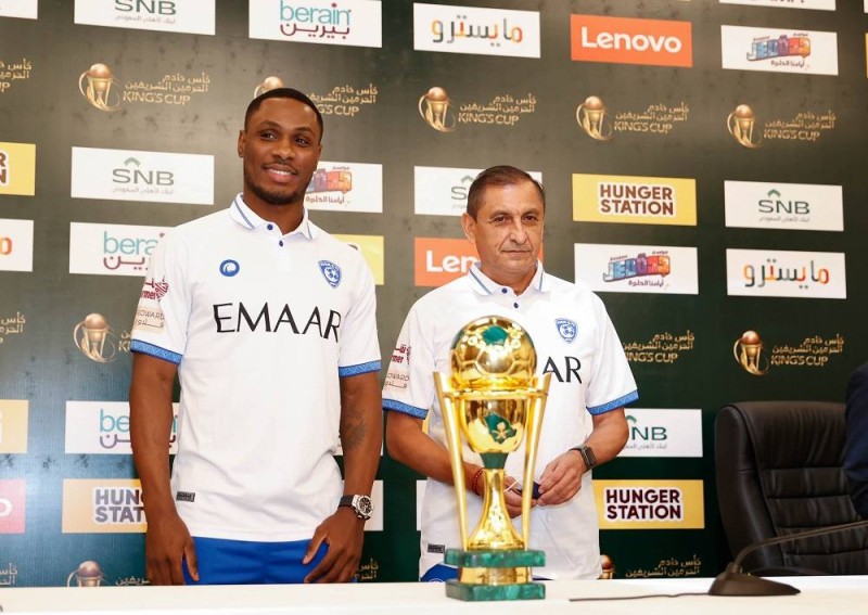 مدرب الهلال دياز والمهاجم إيغالو مع الكأس (تصوير: مروان محمد mero_mmd@)