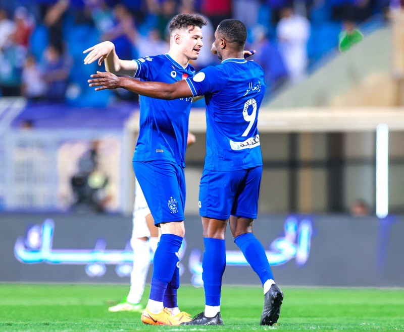 



فرحة لاعبي الهلال بالفوز وخطف الصدارة.