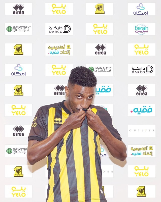 أحمد شراحيلي عقب توقيعه مع الاتحاد. 