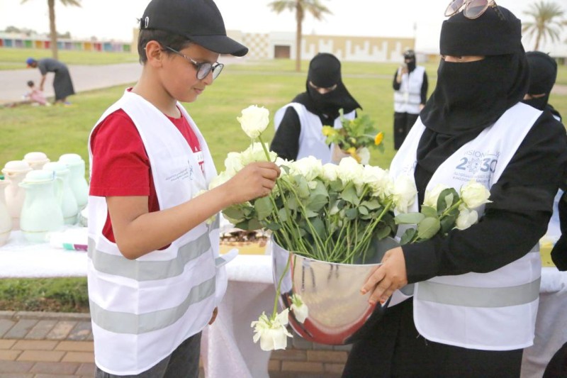 



الأمانة وزعت هدايا بـ 4 ألوان. (عكاظ)