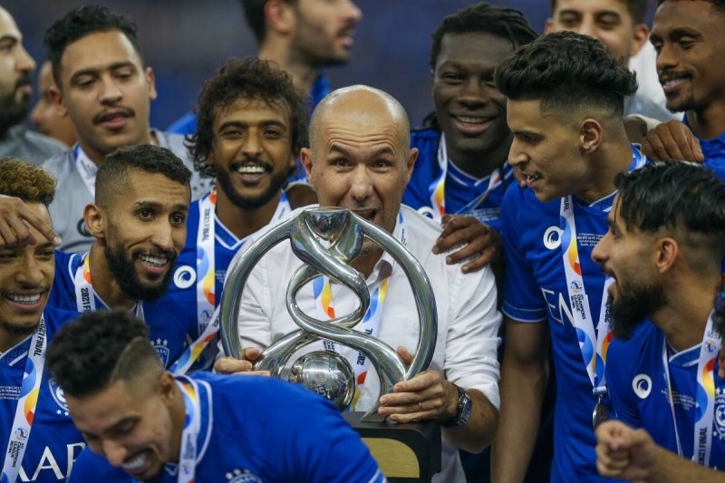 المدرب جارديم محتفلا مع لاعبي الهلال ببطولة دوري أبطال آسيا