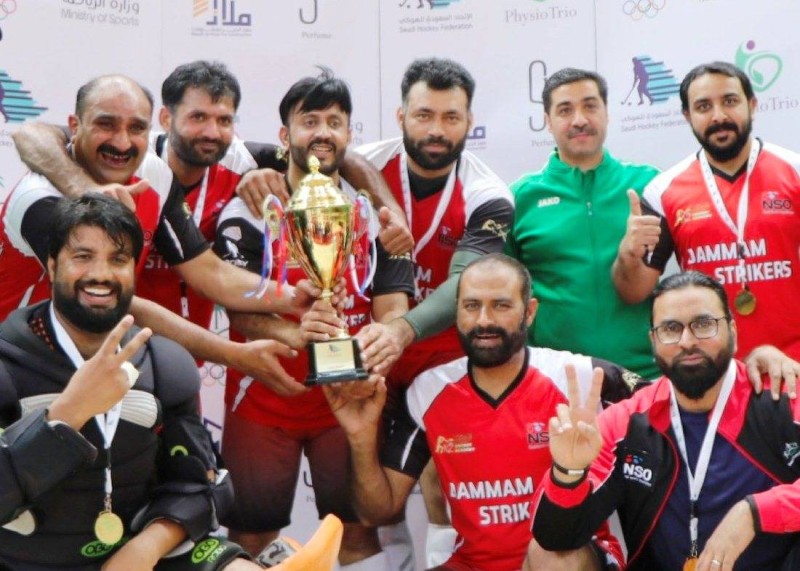 



توج فريق (DAMMAM STRIKERS) بكأس البطولة الماضية في الدمام.