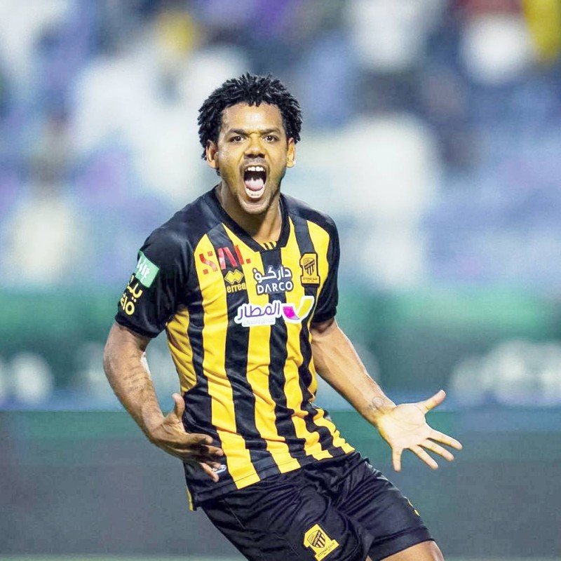 لاعب الاتحاد رومارينهو يعبر عن فرحته بعد تحقيق الفوز على الاتفاق.