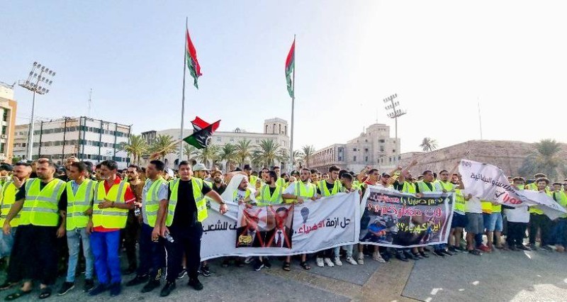 



ليبيون يتجمعون في ساحة الشهداء بالعاصمة طرابلس للمطالبة برحيل حكومة «الدبيبة» وتحسين الظروف المعيشية. (متداولة)