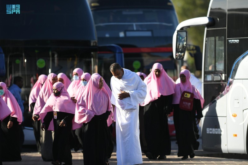 



الحجاج يصلون إلى مكة المكرمة قادمين من المدينة المنورة.