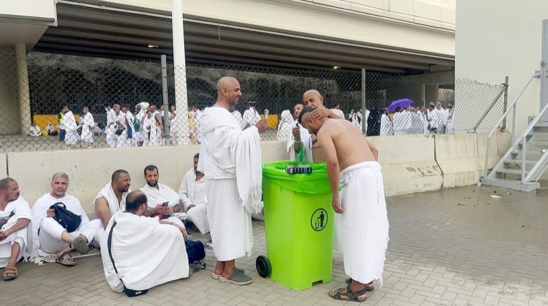 حلاقون في محيط جسر الجمرات.  (تصوير: مديني عسيري)