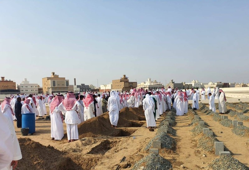 المسؤولون والأعيان يُعزون آل العَلاوي في عميدهم.