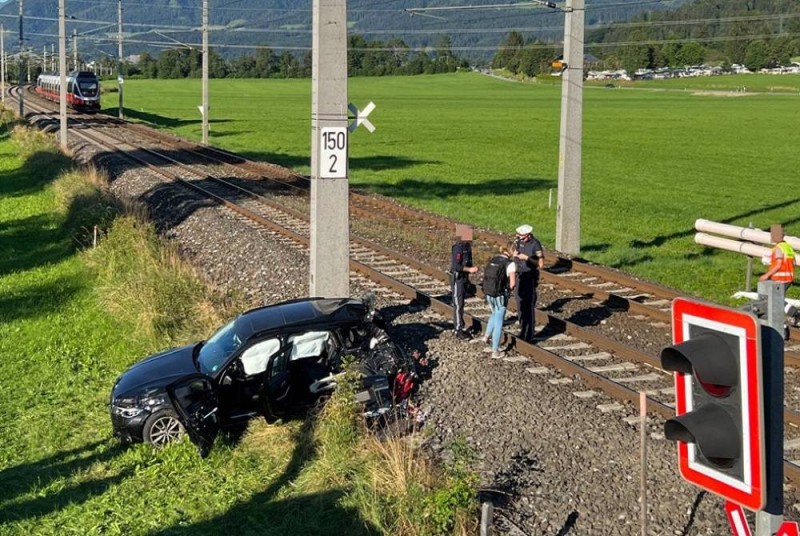 عناصر من الشرطة النمساوية يباشرون موقع الحادث