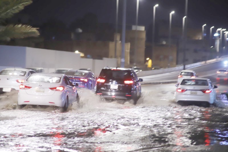 



أمطار غزيرة شهدتها المدينة المنورة أربكت حركة المرور.