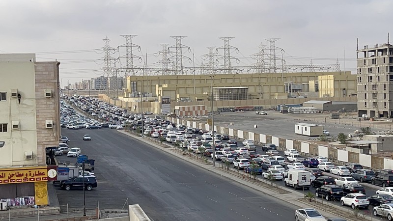 طرق وشوارع جدة تختنق بالزحام والتلبك المروري. (تصوير: مديني عسيري)