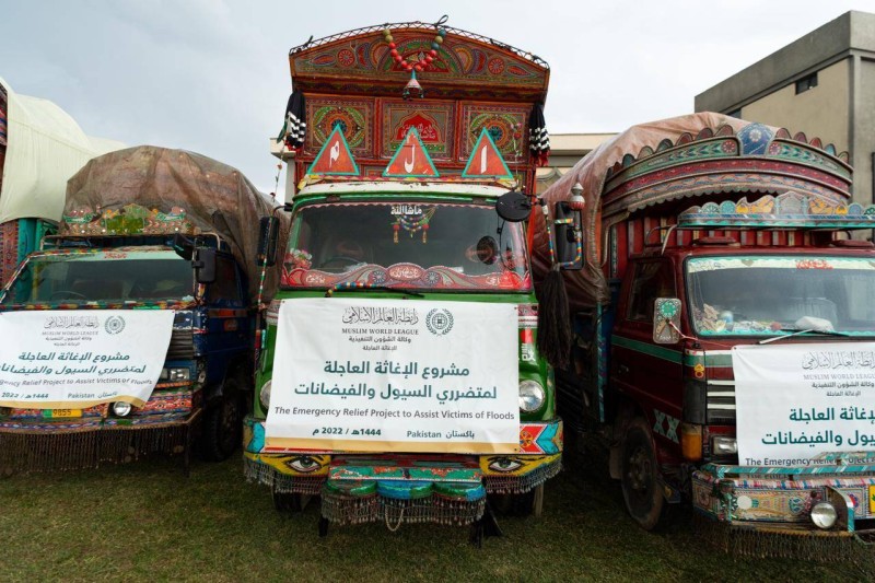 شاحنات محملة بالمواد الغذائية والصحية والخيام تتجه إلى المتضررين من الفيضانات في أقاليم باكستان.