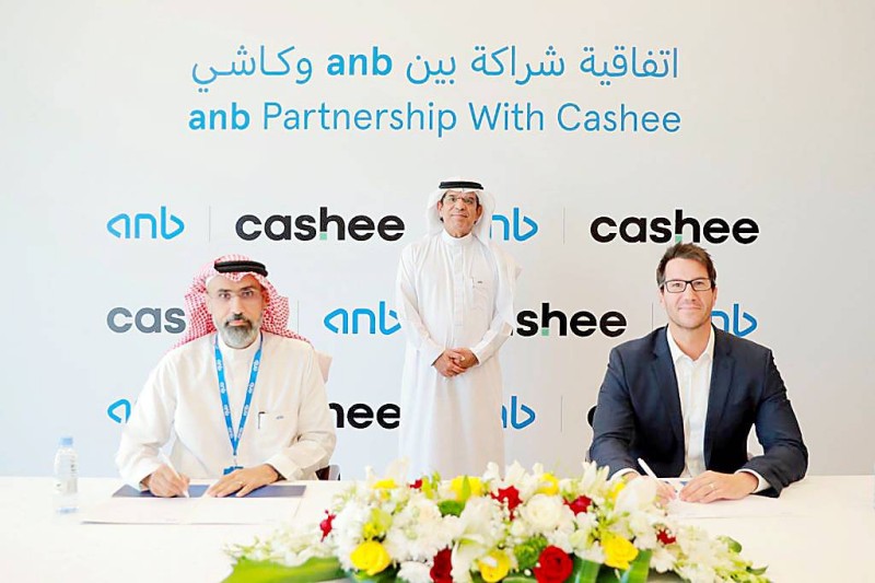 



خلال توقيع الاتفاقية مع «cashee».