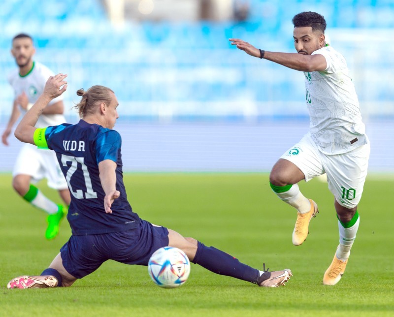 



سالم الدوسري مراوغاً قائد منتخب كرواتيا المدافع دوماغوي فيدا.