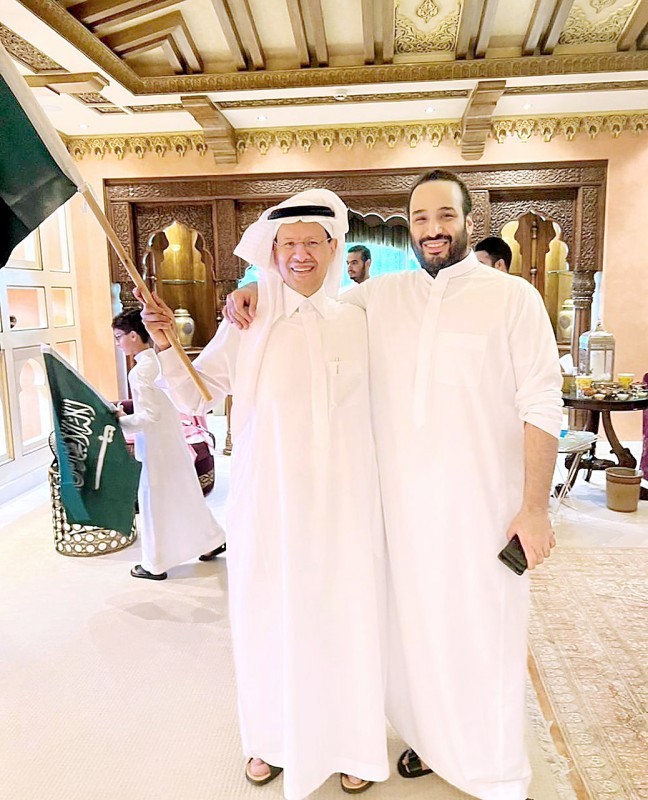 



الأمير محمد بن سلمان والأمير عبدالعزيز بن سلمان في فرحة وطن.