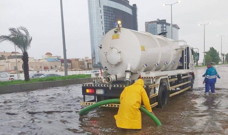 أحد صهاريج أمانة جدة يباشر سحب تجمعات لمياه الأمطار في أحد المواقع