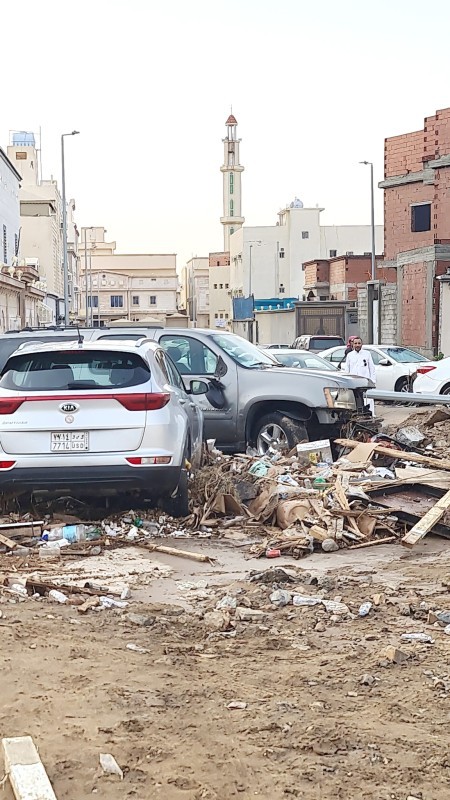 



مركبات تضررت من سيول الأمطار. (تصوير: عبدالسلام السلمي) 