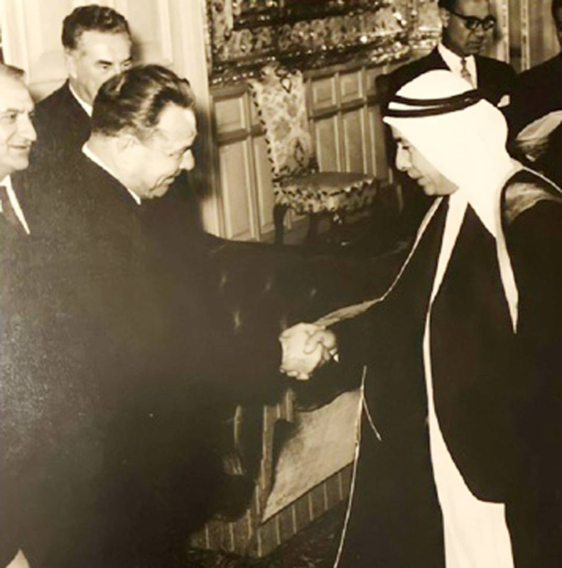 



السالم يصافح الزعيم السوفيتي بريجينيف في طهران عام 1964.