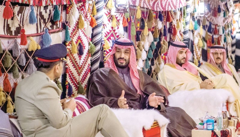 ولي العهد الأمير محمد بن سلمان، خلال استقباله في المخيم الشتوي في العلا، قائد الجيش الباكستاني الفريق أول عاصم منير. (واس)