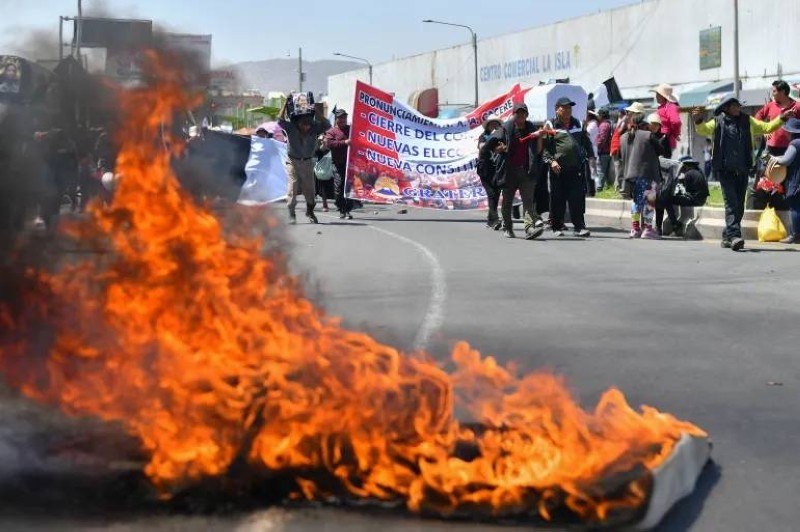 متظاهرون يقطعون طريقا دوليا في بيرو.