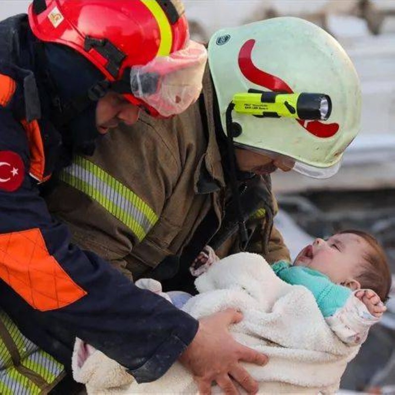 بعد 30 ساعة تحت الركام إنقاذ أم وطفلتها في حلب السورية.