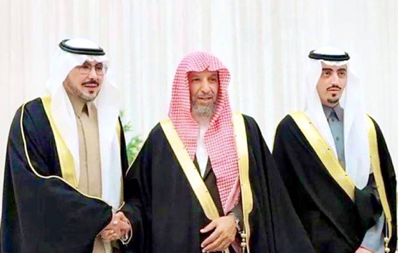 الشيخ سعد الشثري مقدماً التهاني.