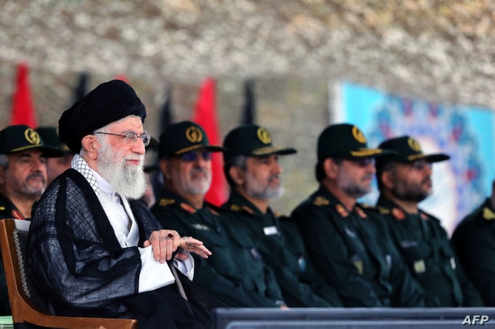 A handout picture provided by the office of Iran's Supreme Leader Ayatollah Ali Khamenei on October 13, 2019, shows him taking part in a graduation ceremony for Iran's Islamic Revolutionary Guard Corps (IRGC) cadets at Imam Hussein University in Tehran. (Photo by STRINGER / KHAMENEI.IR / AFP) / === RESTRICTED TO EDITORIAL USE - MANDATORY CREDIT «AFP PHOTO / HO / KHAMENEI.IR» - NO MARKETING NO ADVERTISING CAMPAIGNS - DISTRIBUTED AS A SERVICE TO CLIENTS ===