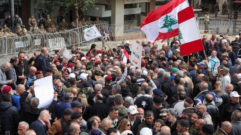 محتجون غاضبون في ساحة رياض الصلح في بيروت.