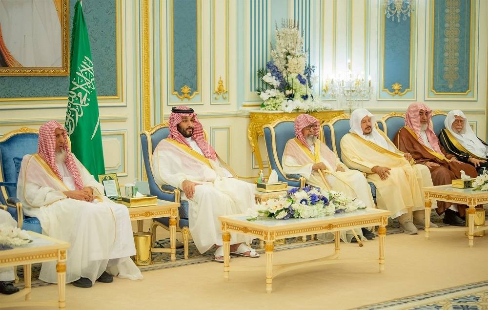 ولي العهد الأمير محمد بن سلمان مستقبلا المهنئين بشهر رمضان المبارك