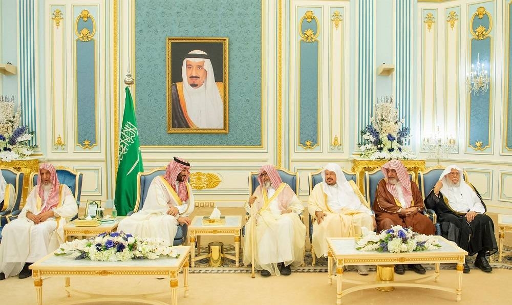 ولي العهد الأمير محمد بن سلمان مستقبلا المهنئين بشهر رمضان المبارك.