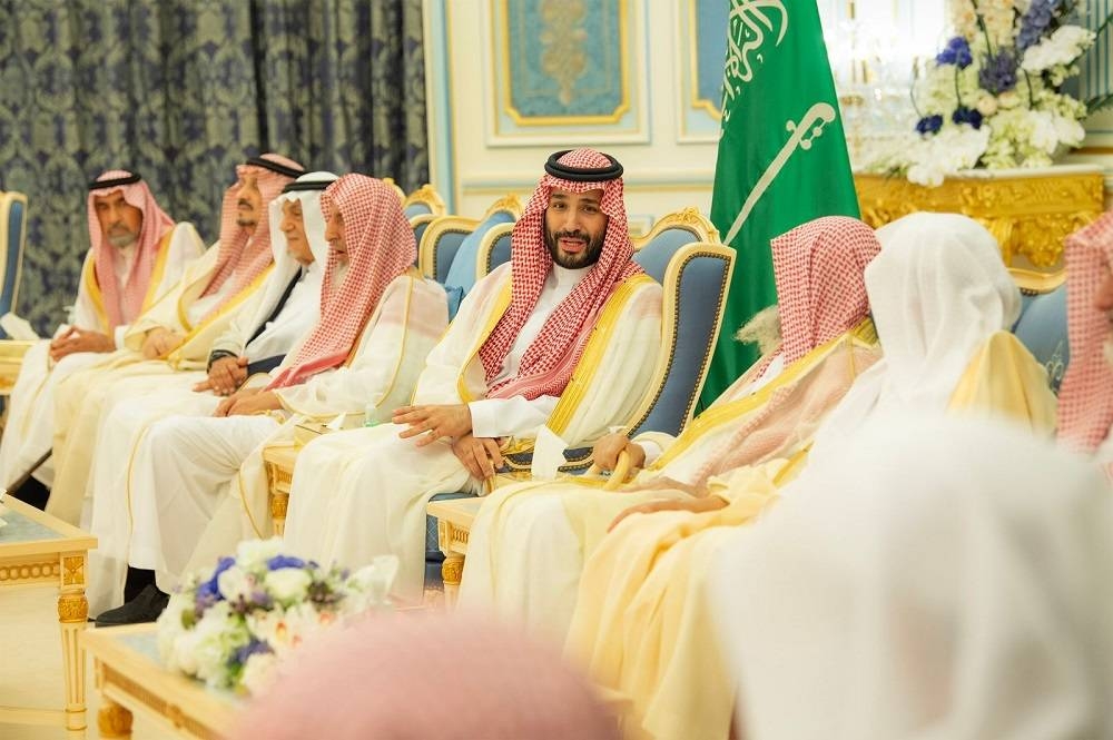 ولي العهد الأمير محمد بن سلمان مستقبلا المهنئين بشهر رمضان المبارك.