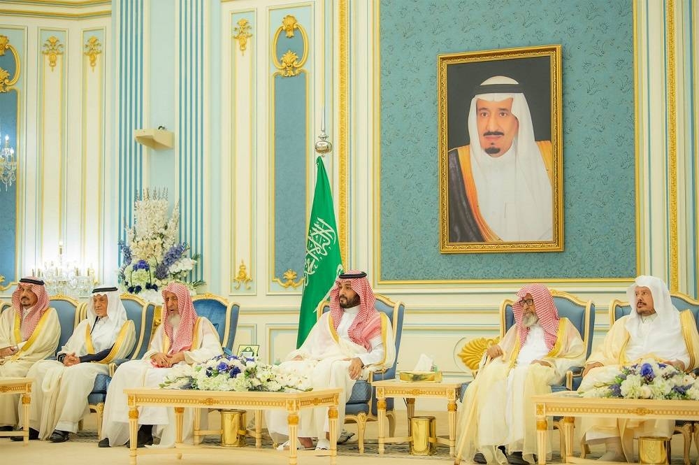 ولي العهد الأمير محمد بن سلمان مستقبلا المهنئين بشهر رمضان المبارك.