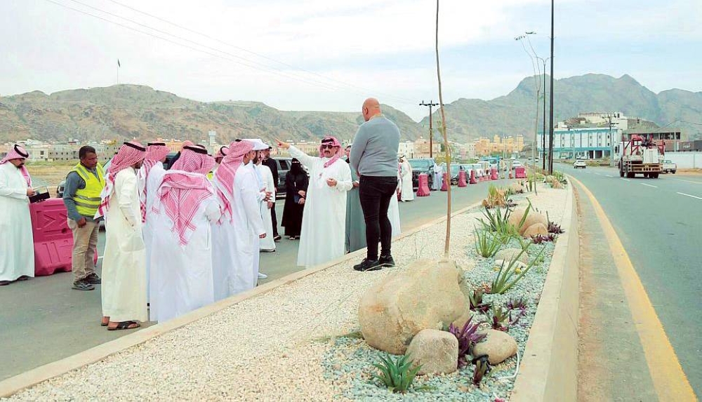 



أمير عسير خلال جولته الميدانية للاطلاع على مشاريع خدمية في 8 بلديات. (واس)