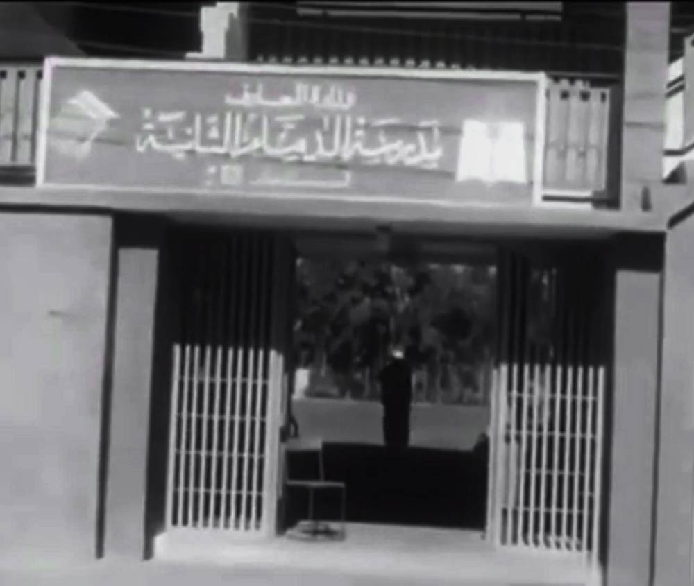 



أول مدرسة بنتها أرامكو في العدامة 1954 مدرسة الدمام الثانية.