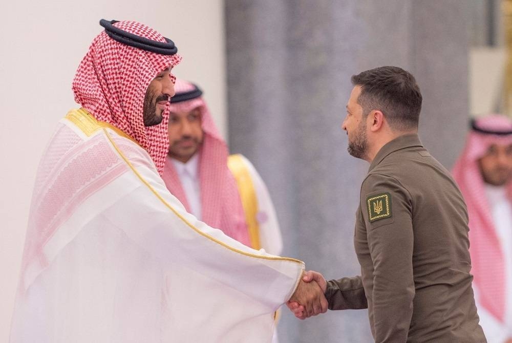 ولي العهد الأمير محمد بن سلمان مصافحا رئيس أوكرانيا فلاديمير زيلينسكي