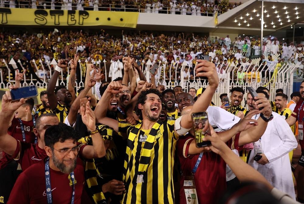 فرحة لاعبي الاتحاد بحسم دوري روشن بعد الفوز على الفيحاء