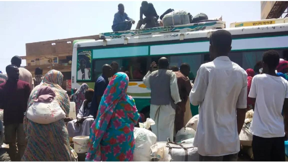  سودانيون ينتظرون في محطة الباصات لفرارهم من القتال في الخرطوم.