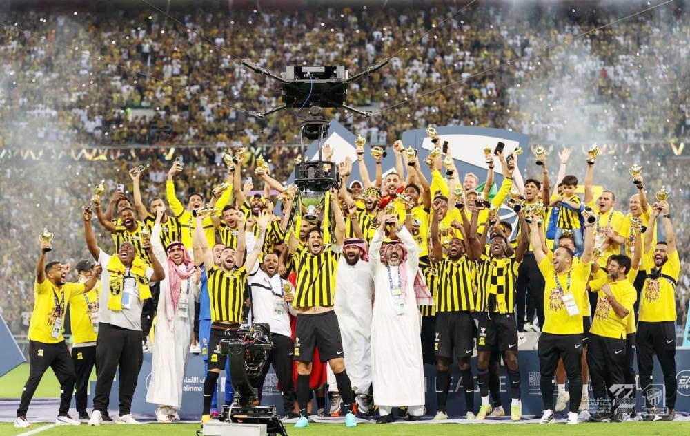 



لحظة تتويج فريق الاتحاد بكأس دوري هذا العام