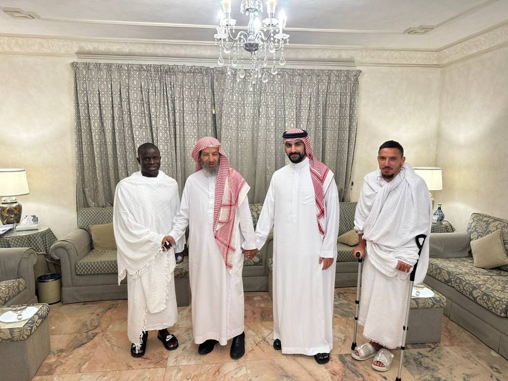 عضو هيئة كبار العلماء الدكتور سعد الشثري وعضو شرف الاتحاد محمد اللامي مع اللاعبين نغولو كانتي وإسماعيل بن ناصر.