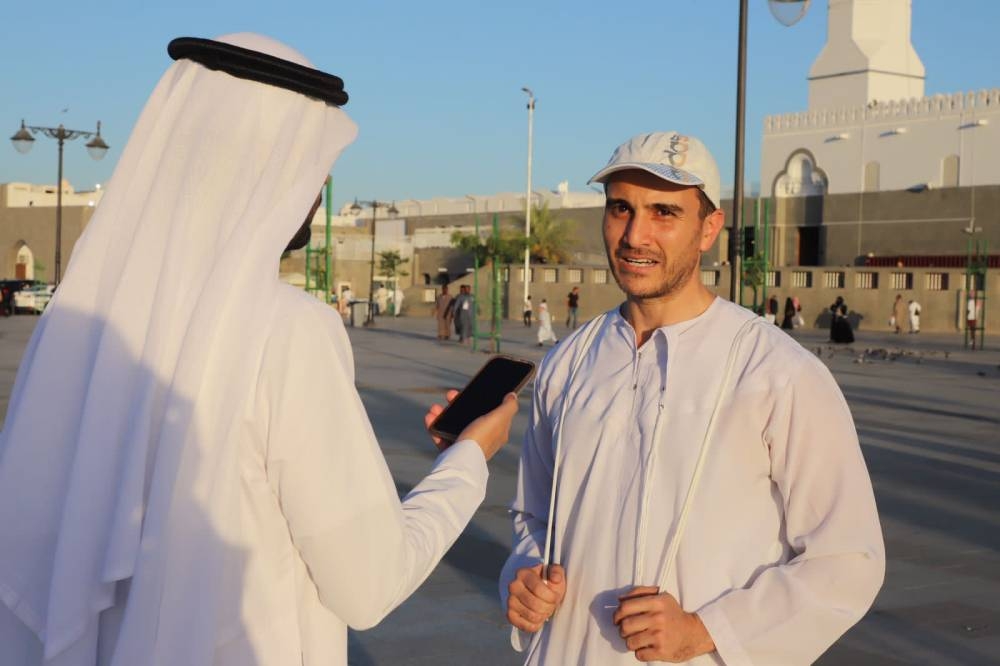 



الحاج محمد أحمد يتحدث لـ«عكاظ». (تصوير: بندر الترجمي baltarjami@)