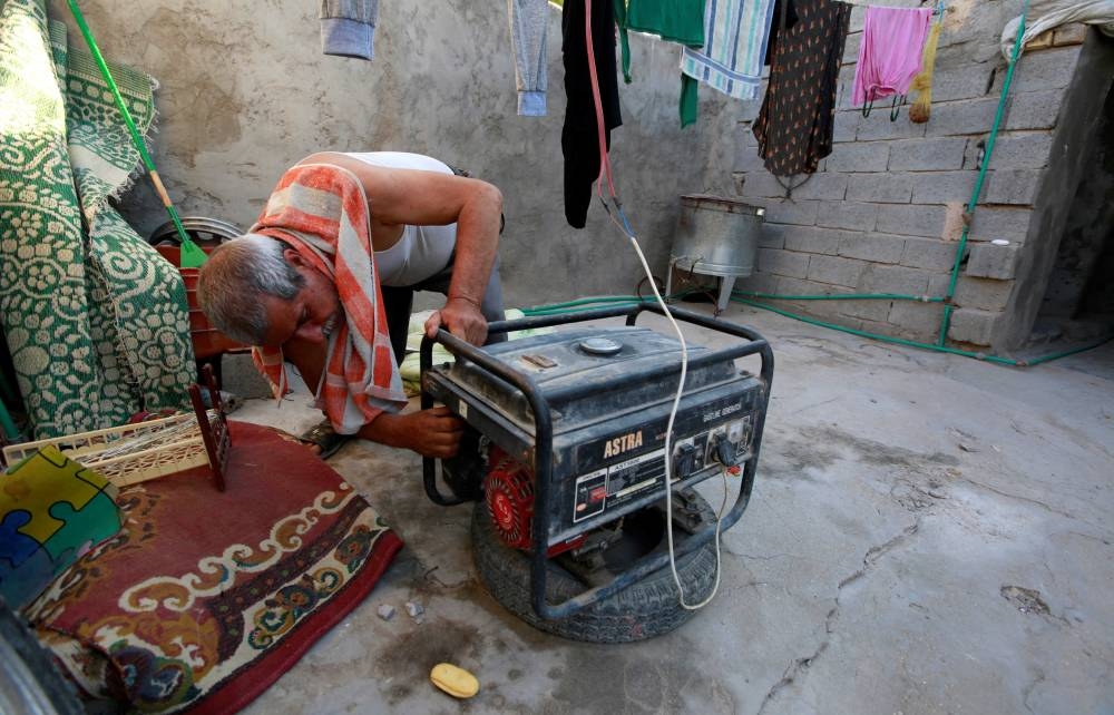 A man tries to run his personal electrical generator at home, after continuous power outages in Najaf, Iraq June 21, 2019. Picture taken June 21, 2019. REUTERS/Alaa al-Marjani