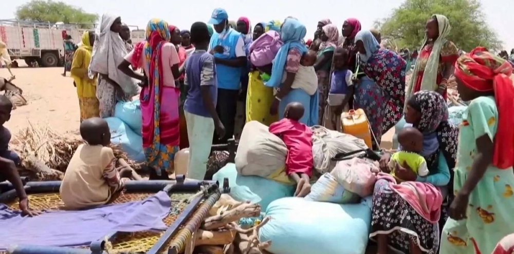 مدنيون سودانيون يتجمعون للحصول على الإمدادات الغذائية من الأمم المتحدة.