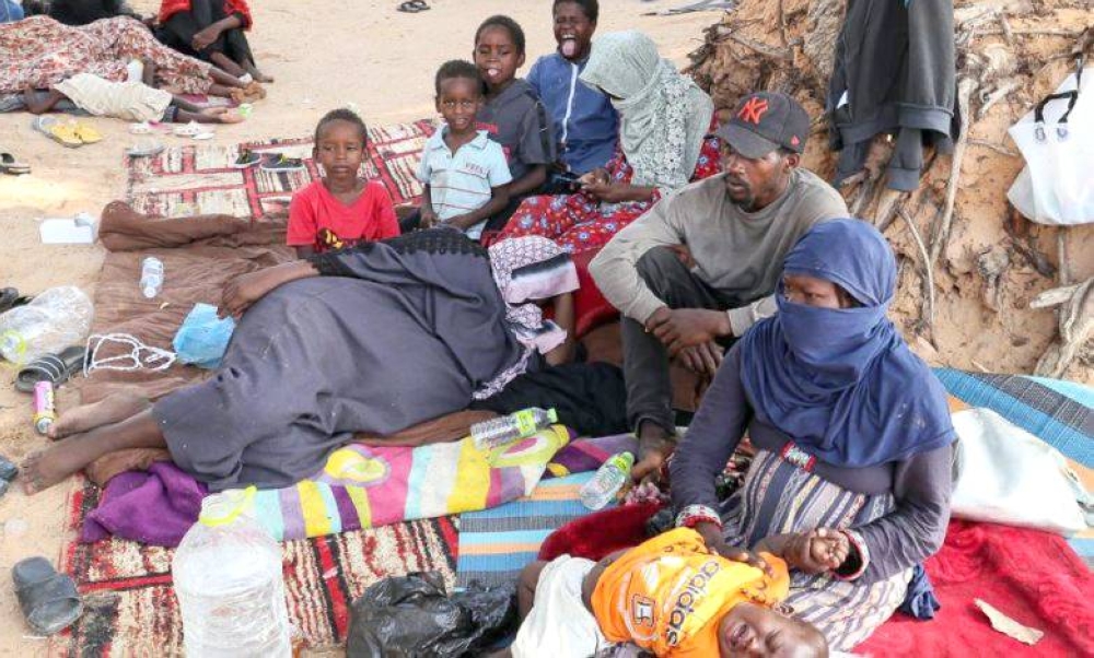 



مدنيون سودانيون يفترشون الوديان وتحت الأشجار هرباً من الحرب.