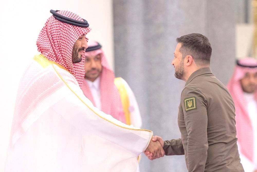 



ولي العهد الأمير محمد بن سلمان مستقبلاً رئيس أوكرانيا فلاديمير زيلينسكي خلال القمة العربية التي عقدت في جدة، في مايو الماضي.