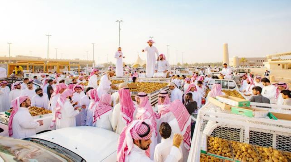 



متسوقون وباعة في حراج بيع التمور بالقصيم. (عكاظ)