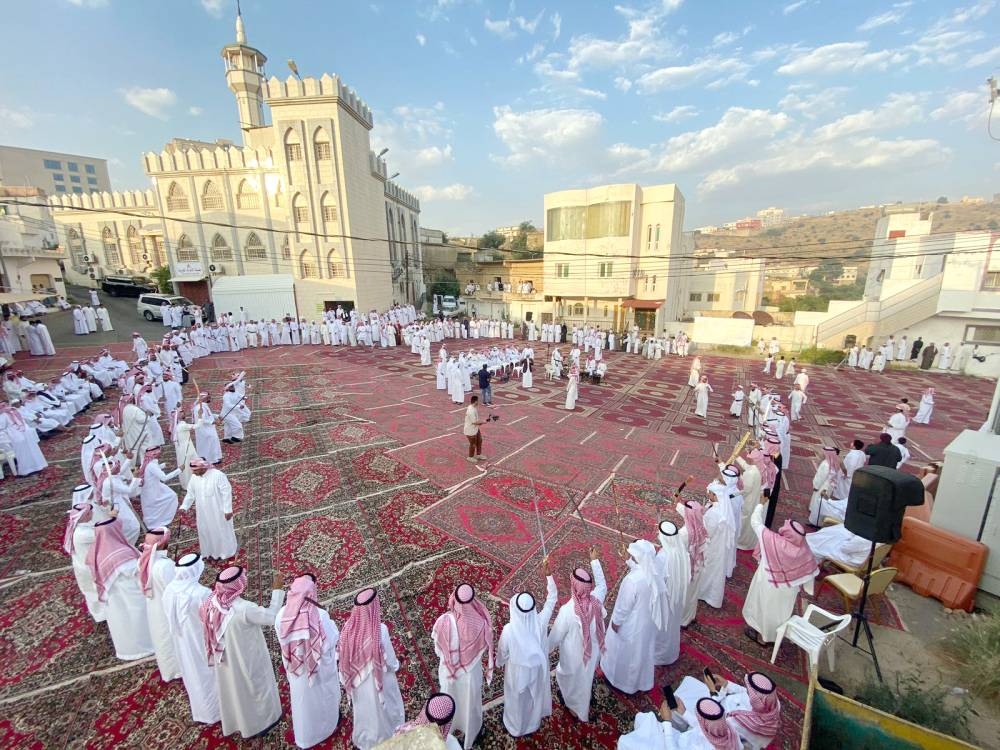 



عدد من الأهالى خلال مشاركتهم في الاحتفالية. (عكاظ)