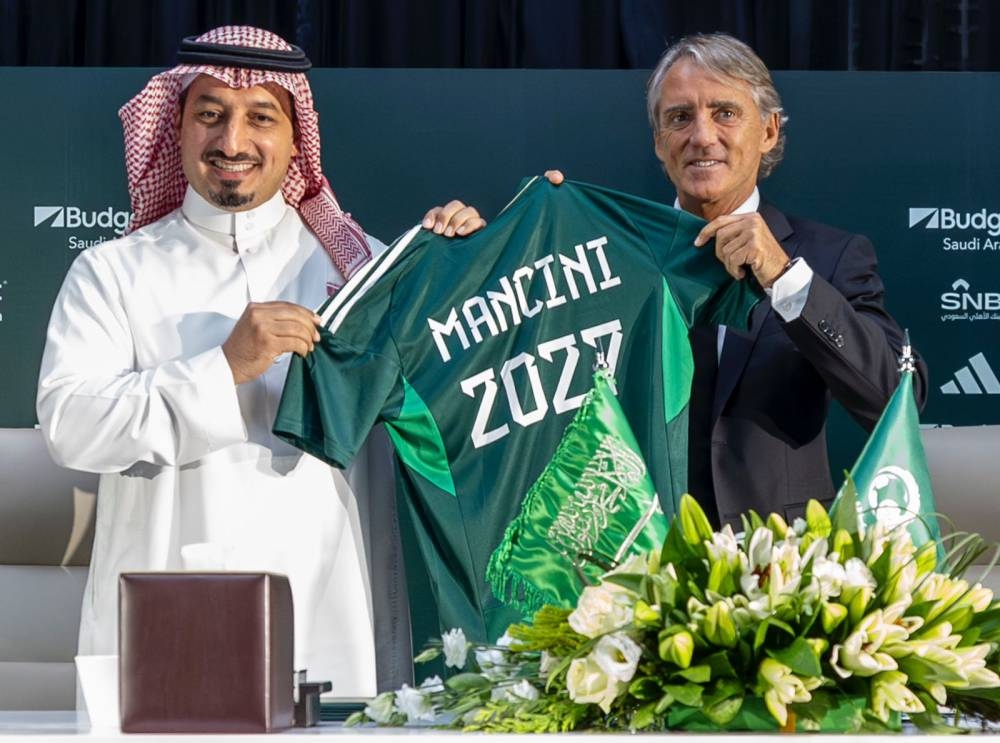 



رئيس الاتحاد السعودي ياسر المسحل ومدرب المنتخب السعودي مانشيني.